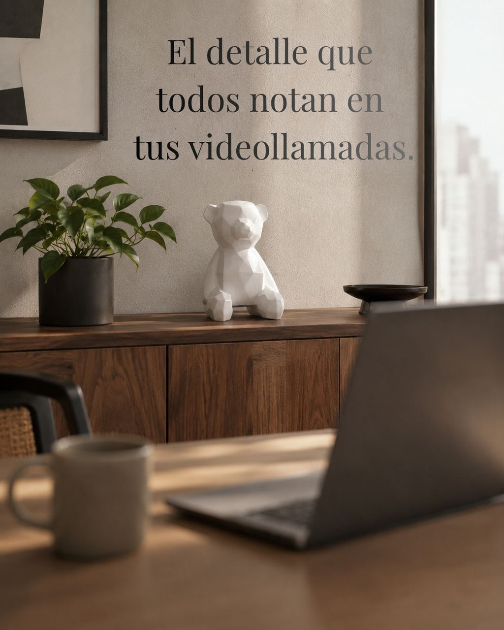 Oso geométrico blanco en escritorio de home office durante videollamada